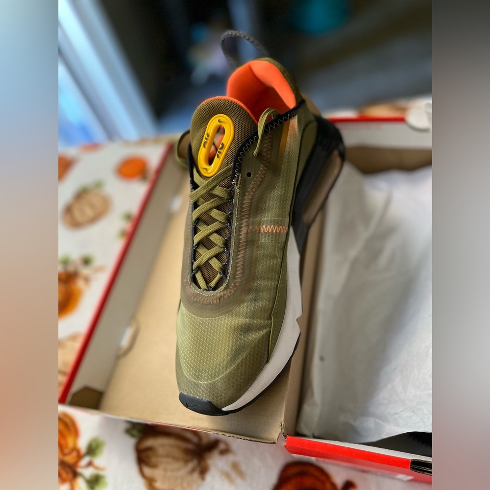 NIKE  Women’s AIR MAX 2090